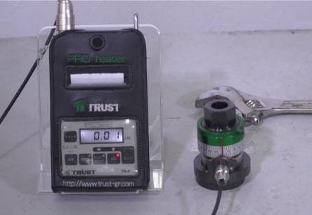 アンカー引張強度試験機 プロテスターTR　9 表示器の電源を入れ、所定の方法で試験荷重を設定します。試験荷重に到達するとブザーが鳴り、試験者にお知らせします。