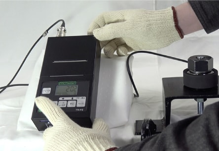 アンカー引張強度試験機 プロテスターTR　6 表示器の電源を入れ、所定の方法で試験荷重を設定します。 試験荷重に到達するとブザーが鳴り、試験者にお知らせします。
