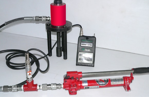 あと施工アンカー引張試験　試験機　油圧式加圧装置（デジタル表記）