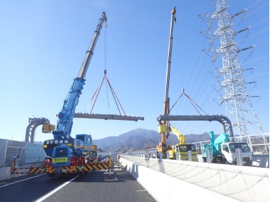 交通安全施設　工事　道路標識設置　梁部材取り付け