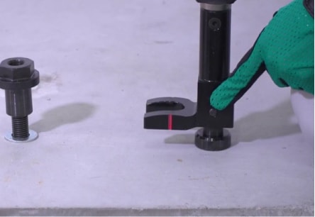 アンカー引張強度試験機　アンカープロチェッカー(APC)　2 APC本体の先端冶具がナット専用に交換されていることを確認します。