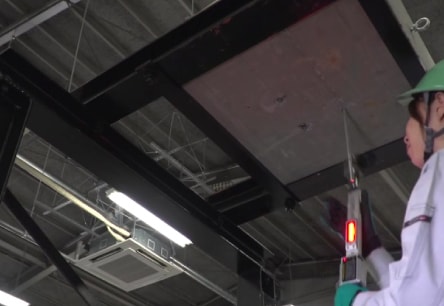 検査機を元の位置に戻す