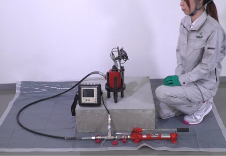 アンカー引張試験4ch同時表示器　DG-1　5-1 圧力変換器に専用ケーブルを取付け、変位計の専用ケーブルとあわせてDG-1と確実に接続します。