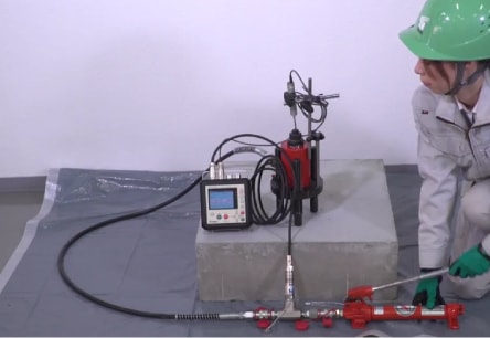 アンカー引張試験4ch同時表示器　DG-1　7 試験荷重値に到達するまで、一定の速度でゆっくり載荷します。載荷速度は1秒間に20N/m㎡以下を目安とします。