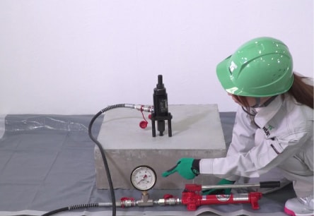 アンカー引張強度試験機　プロテスターTI　4 ゼロ点確認（載荷前の荷重確認）を行うため、赤い置き針をゼロの位置に合わせます。