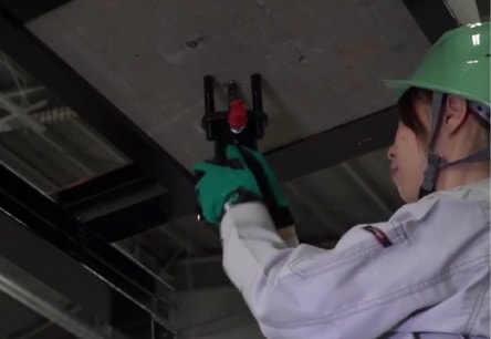 アンカー引張強度試験機　プロテスターTI　3 落下防止ストッパーのねじを確実に締付けます。