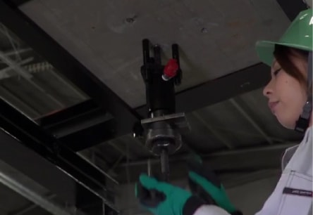 アンカー引張強度試験機　プロテスターTI　5-1 落下防止ストッパーのねじを取外します。