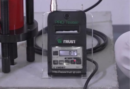 アンカー引張強度試験機　プロテスターTI　1 ゼロ点確認（載荷前の荷重確認）を行うため“ゼロ“ボタンを押し、LEDを点灯させます。