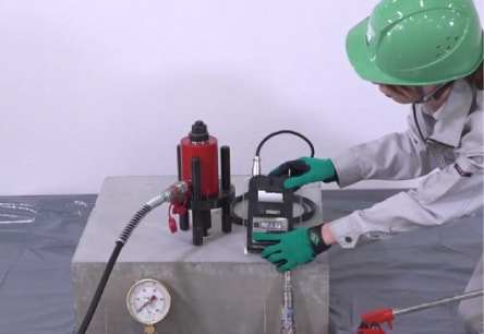 アンカー引張強度試験機　プロテスターTI　5 “ブザー停止”ボタンを押してブザーを止め、“印字”ボタンを押して「試験荷重（設定値）」と「最大荷重値」をプリントアウトします。