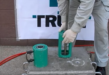 アンカー引張強度試験機　プロテスターTI　1 反力台の中心にボルトの中心が来るように設置します。