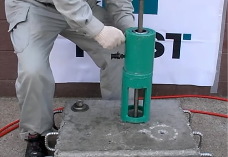 アンカー引張強度試験機　プロテスターTI　2 センターシャフトにセンターホールシリンダーを通します。