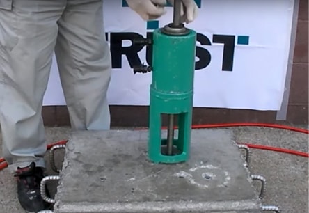 アンカー引張強度試験機　プロテスターTI　3 ボルトサイズに適合するワッシャーを設置します。
