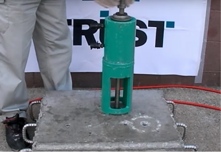 アンカー引張強度試験機　プロテスターTI　4 ボルトサイズに適合するナットをセットします。