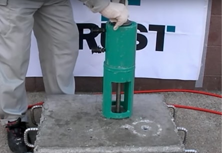 アンカー引張強度試験機　プロテスターTI　5 ナットを軽く締め付けます。