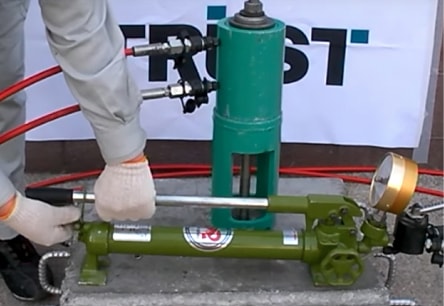 アンカー引張強度試験機　プロテスターTI　9 ポンプ後部の空気弁を左に回して空気弁を開放します。