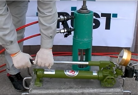 アンカー引張強度試験機　プロテスターTI　10 レバー握り部を手で上から押して、ロックピンを外します。