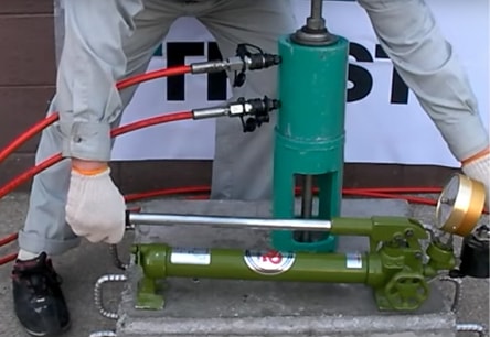 アンカー引張強度試験機　プロテスターTI　12 方向制御弁を加圧側に切り替えます。