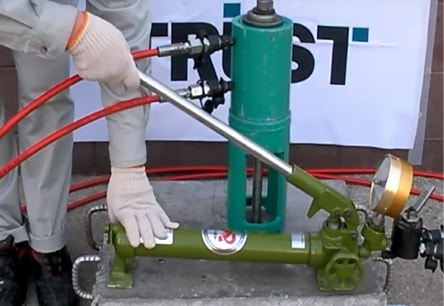 アンカー引張強度試験機　プロテスターTI　13 レバー握り部を片手で持ち、上下に動作して加圧します。