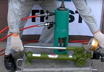 アンカー引張強度試験機　プロテスターTI　14 試験が終了したら、方向制御弁を減圧側に切り替えます。