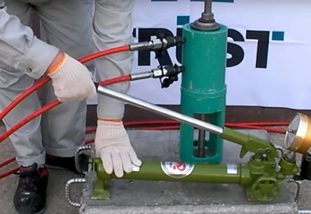 アンカー引張強度試験機　プロテスターTI　15 シリンダーが戻るまで、ポンプをゆっくりと上下します。