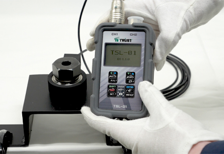 アンカー引張強度試験機 プロテスターTR　6 表示器の電源を入れ、所定の方法で試験荷重を設定します。試験荷重に到達するとブザーが鳴り、試験者にお知らせします。