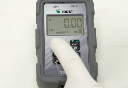 アンカー引張強度試験機 プロテスターTR　8 最大載荷荷重の表示を保持させる“HOLD”ボタンを押し、「HLD」を表示させます。