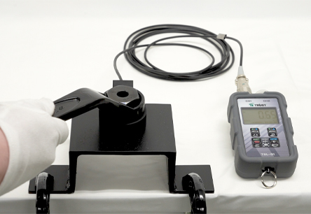 アンカー引張強度試験機 プロテスターTR　9 附属の専用スパナを用いて試験荷重値に到達するまで一定の速度で、カプラをゆっくり締付けます。TR試験機は圧縮型ロードセルになりますので、締付けることでアンカーボルトに載荷します。