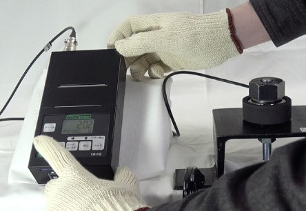 アンカー引張強度試験機 プロテスターTR　5-1 TR-75のケーブルコネクタを、デジタル表示器付きプリンタと確実に接続します。