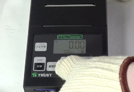 アンカー引張強度試験機 プロテスターTR　8 最大載荷荷重の表示を保持させる“ピークホールド”ボタンを押します。予荷重は、想定最大荷重の5%もしくは500Nの小さいほうで行います。