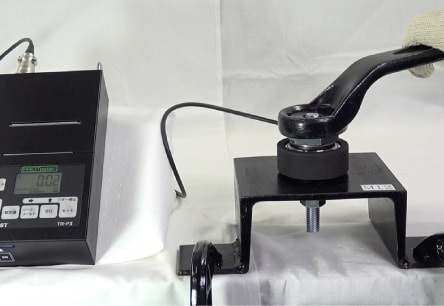 アンカー引張強度試験機 プロテスターTR　9 附属の専用スパナを用いて試験荷重値に到達するまで一定の速度で、カプラをゆっくり締付けます。TR試験機は圧縮型ロードセルになりますので、締付けることでアンカーボルトに載荷します。