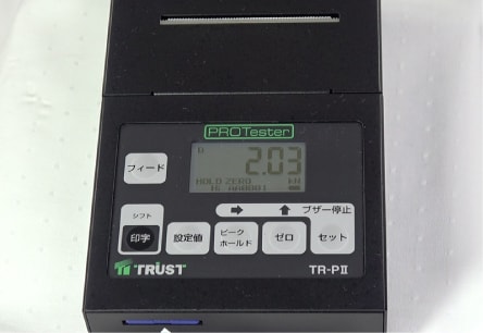 アンカー引張強度試験機 プロテスターTR　11 試験荷重に到達するとブザーが鳴りますので、専用スパナから手を離し、母材に急激な変化が無いことを確認します。