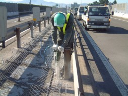 あと施工アンカー工事　交通安全施設工事　 自動車道　防護柵改良工事　転落防止網用のM20カットアンカー穿孔状況