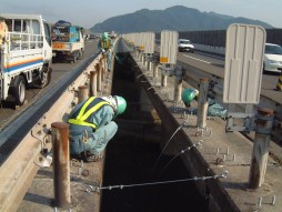 あと施工アンカー工事　交通安全施設工事　 自動車道　防護柵改良工事　ワイヤー設置