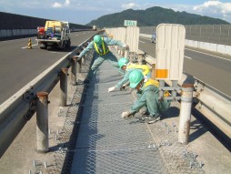 あと施工アンカー工事　交通安全施設工事　 自動車道　防護柵改良工事　スパイラル設置