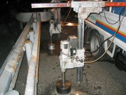 あと施工アンカー工事　交通安全施設工事　各種コンクリート切断工事　自動車道　防護柵改良工事　ガードレール用　コア穿孔