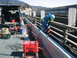 あと施工アンカー工事　交通安全施設工事　各種コンクリート切断工事　自動車道　防護柵改良工事　ヒルティ（ハイブリッド工法）穿孔状況