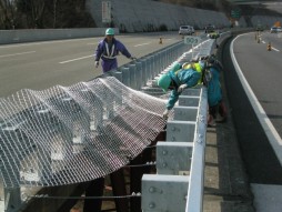 あと施工アンカー工事　交通安全施設工事　各種コンクリート切断工事　自動車道　防護柵改良工事　網取り付け