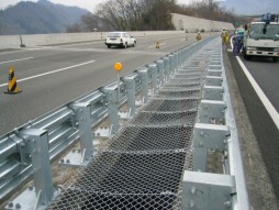 あと施工アンカー工事　交通安全施設工事　各種コンクリート切断工事　自動車道　防護柵改良工事　完了