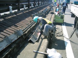 あと施工アンカー工事　交通安全施設工事　 高速道路　防護柵改良工事　閉塞板切断状況