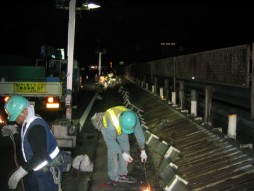 あと施工アンカー工事　交通安全施設工事　 高速道路　防護柵改良工事　閉塞板切断状況