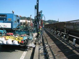 あと施工アンカー工事　交通安全施設工事　 高速道路　防護柵改良工事　削岩機による穿孔状況