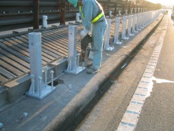 あと施工アンカー工事　交通安全施設工事　 高速道路　防護柵改良工事　アンカー攪拌状況