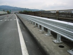 あと施工アンカー工事　交通安全施設工事　 高速道路　防護柵改良工事　施工完了