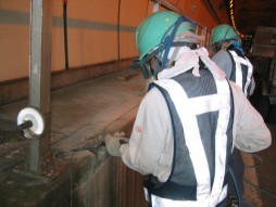 交通安全施設工事　トンネル内装改良工事　ハツリ状況