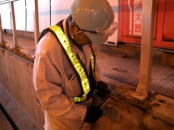 交通安全施設工事　トンネル内装改良工事　鉄筋設置