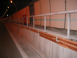 交通安全施設工事　トンネル内装改良工事　コンクリート打設完了