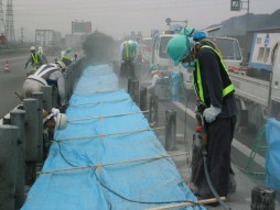 あと施工アンカー工事　交通安全施設工事　高速道路　防護柵改良工事　削岩機による穿孔状況