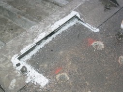 あと施工アンカー工事　交通安全施設工事　高速道路　防護柵改良工事　閉塞板切断完了