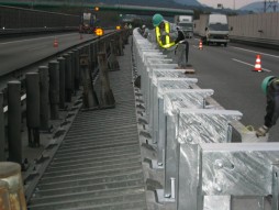 あと施工アンカー工事　交通安全施設工事　高速道路　防護柵改良工事　施工完了