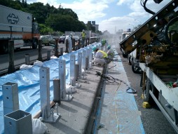 あと施工アンカー工事　交通安全施設工事　高速道路　防護柵改良工事　完了